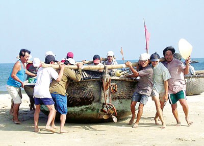 Fishermen move their boats to a shelter in Da Nang City (Photo: SGGP) Fishermen move their boats to a shelter in Da Nang City (Photo: SGGP)